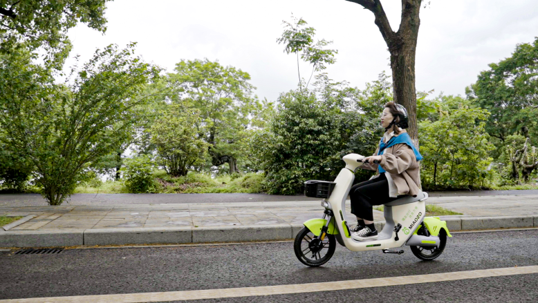 用戶正在騎共享電單車